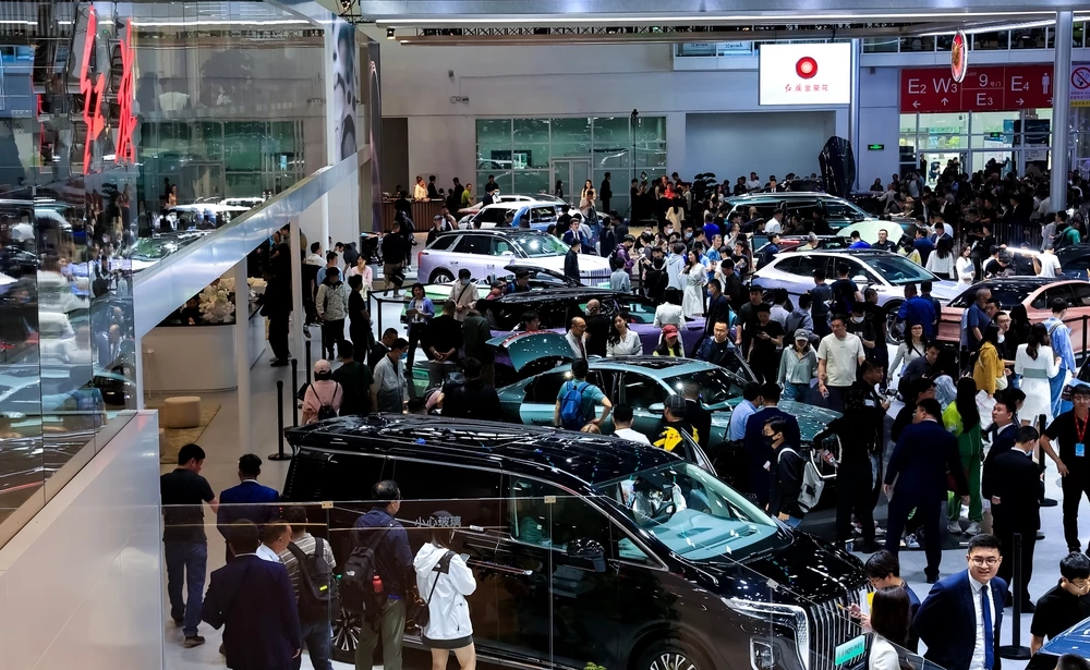 Un salon de l'auto dans un climat morose Industrie Automobile Commerce Social 