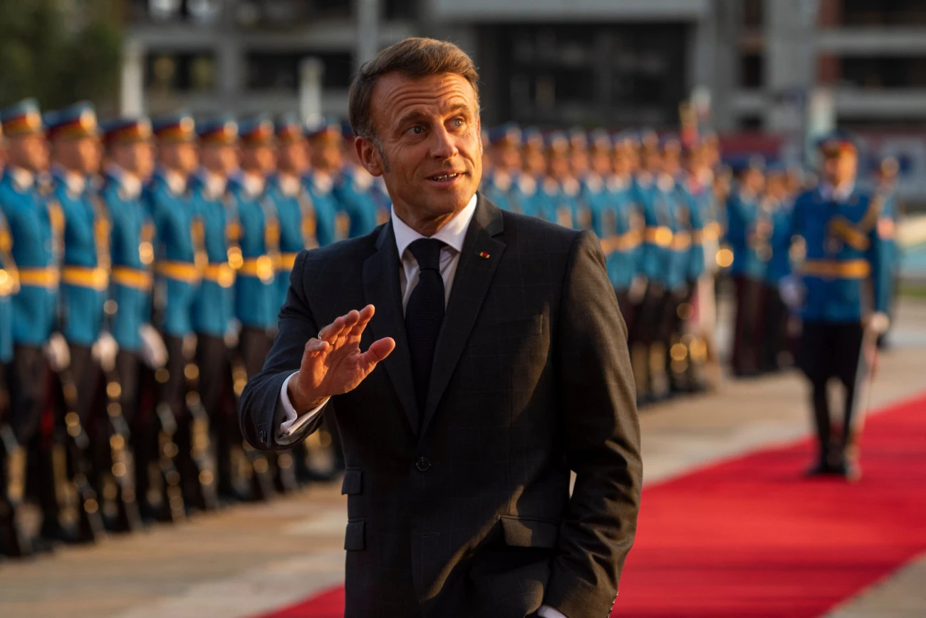 Le président s'amuse, un Premier ministre dans l'inconnu Macron 