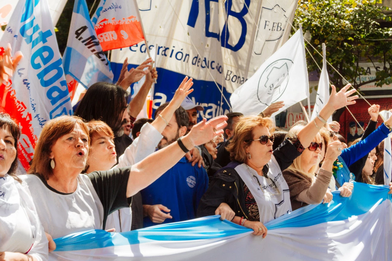 La destruction des salaires mobilise les travailleurs de l'État Syndicalisme Brève Argentine 