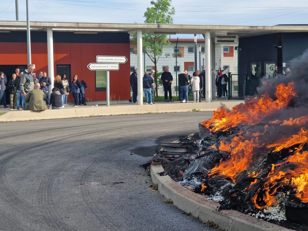 Les parlementaires aux côtés des agents de l'administration pénitentiaire Luttes 