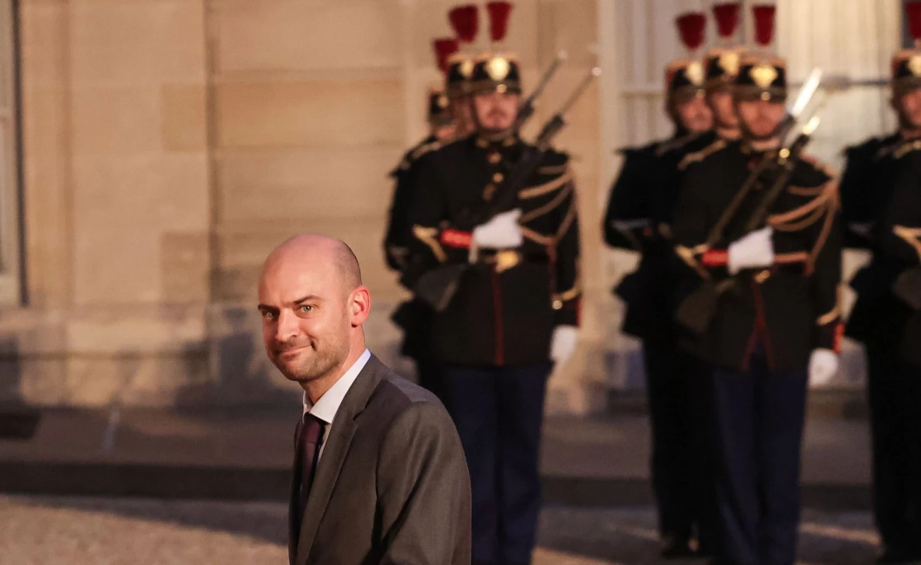 Jean-Noël Barrot, le ministre qui vend la France à la guerre Ukraine Guerre PCF Gouvernement 